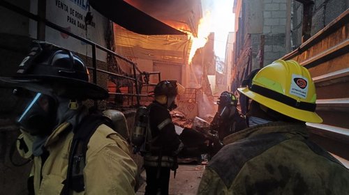 Incendio consume 95 locales del Mercado Central de Acapulco