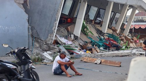 Sismo en Indonesia deja 68 muertos; miles son desplazados
