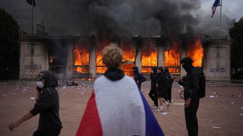 Ven en modelo estatista el origen de protestas en Francia