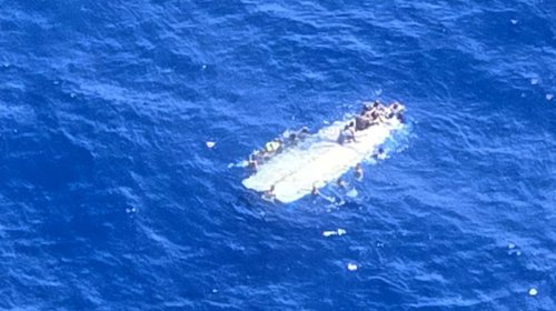 Rescatan a 40 personas tras naufragio cerca de Puerto Rico