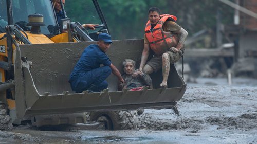 Sube a 392 los muertos y 1,400 desaparecidos por riada en Nepal