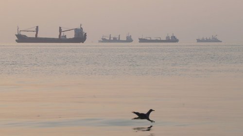 Irán denuncia explosiones de tres buques petroleros en Ormuz