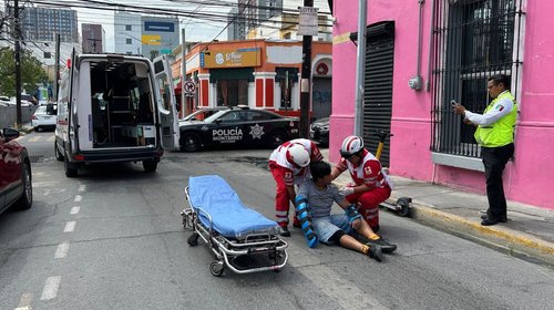 Joven en scooter se accidenta en el centro de Monterrey