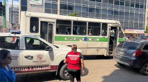 Rescatan a menor que intentaba arrojarse a carros