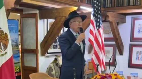 Ken Salazar admite aspiraciones presidenciales en EUA