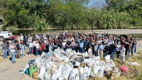 Limpian el río Pesquería y retiran 2.5 toneladas de basura