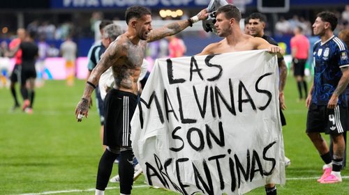 Piden a FIFA investigar a Argentina por pancarta sobre Malvinas