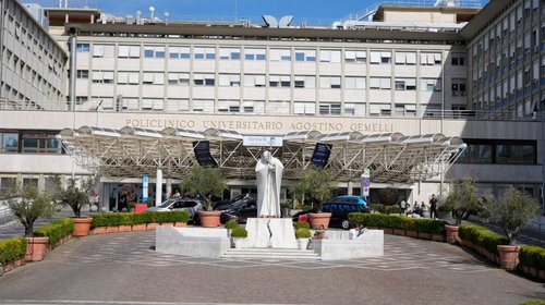 León XIV muestra mejoría tras cirugía por cáncer de pulmón