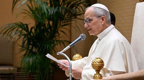 León XIV lamenta presión por una vida centrada en el consumismo