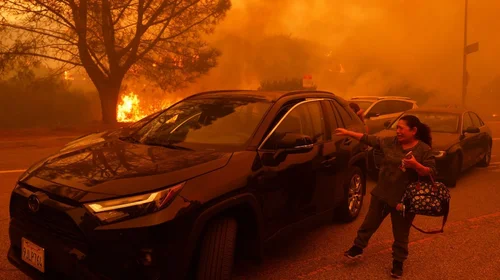 los_angeles_huye_ante_el_avance_de_incendio_avivado_por_el_viento_f7f242a5ba