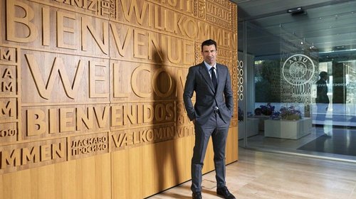 Luis Figo exige la renuncia de Infantino tras crisis en FIFA