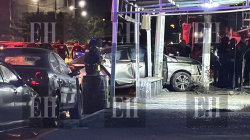 Muere madre prensada al intentar bajar a su hija del vehículo