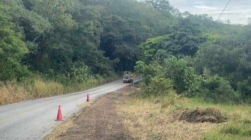 Retiran maleza en el tramo más peligroso de la Victoria-Mante