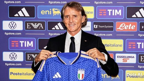Roberto Mancini convoca a 34 jugadores en su regreso a Italia