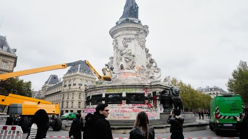 Pese a veto de marchas, manifestantes protestan en París