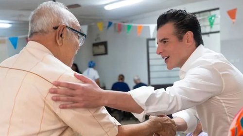Miguel Flores dona su sueldo a casa para adultos mayores