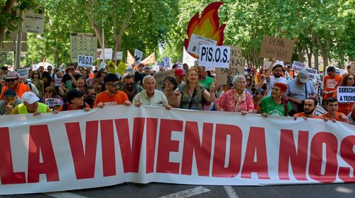 small_miles_protestan_espana_por_alza_costos_vivienda_b7c072dfa0