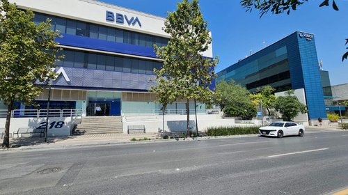 Presunta amenaza moviliza policías a banco en la Del Valle