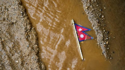 Sube a 1,000 cifra de muertos por inundaciones en Nepal y China