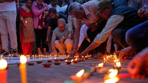 Nepal vive día de luto por 1,355 muertos en inundaciones