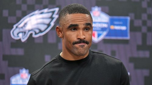 NFL y sindicato investigan atención médica de Jalen Hurts