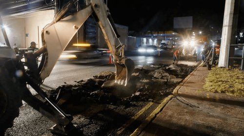 Rehabilitan Rangel Frías con operativo nocturno de bacheo