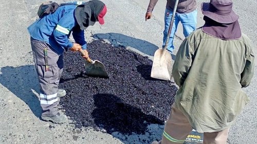 Refuerzan atención de baches tras lluvias en Santa Catarina