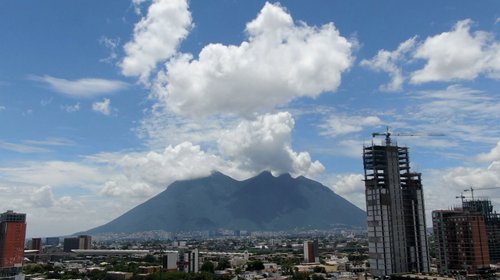Sorprende a regios cielos despejados y azul intenso