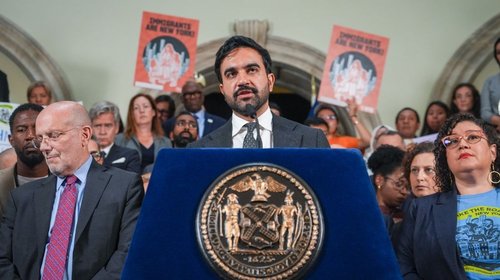Nueva York demanda plan de Trump para negar 'green cards'