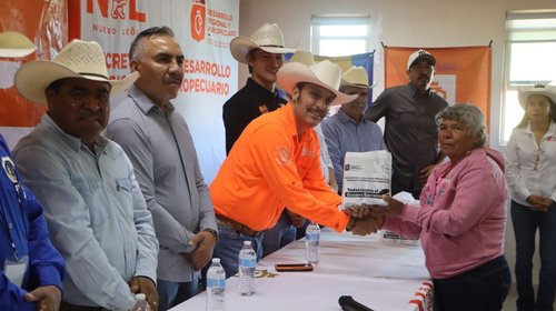 Nuevo León entrega kits a ganaderos para evitar gusano barrenador