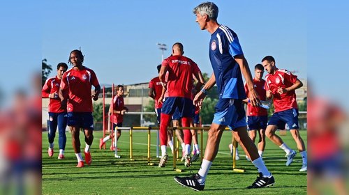 'Hormiga' González conoce a su nuevo técnico en el Olympiacos