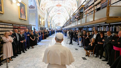 León XIV recibe el alta anticipada y regresa al Vaticano