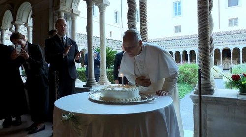 León XIV celebra cumpleaños con regalos a empleados del Vaticano