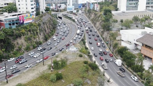 Propone Samuel García dar marcha atrás al 'Pase Turístico'