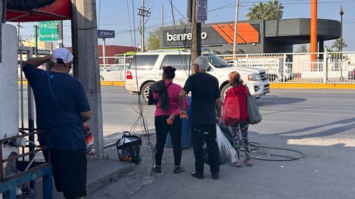 personas_en_guadalupe_esperan_camion_a4ccbadafa