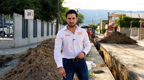 Repara Glen Villarreal drenaje y pavimento en San Nicolás