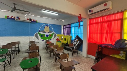 Se inspira 'El Profe Chido' en Toy Story para recibir a alumnos