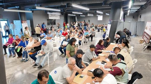 Enfrentan largas filas para registro en programas del Bienestar