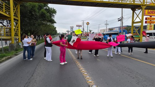 Protestan y bloquean trabajadores del IMSS Carretera Nacional