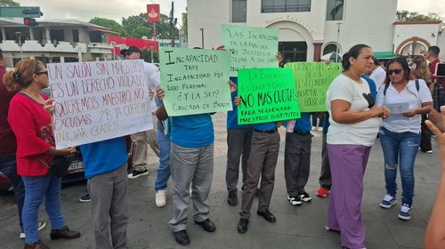 Exigen papás designen maestro para grupo de telesecundaria