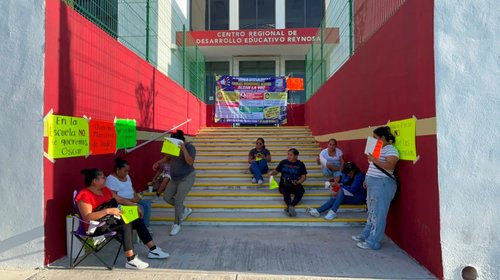 Escalan protesta padres de familia por nombramiento de director