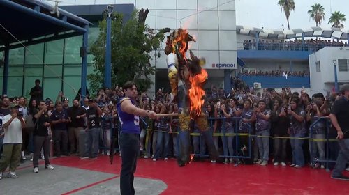UANL enciende rivalidad: realizan tradicional quema del Borrego
