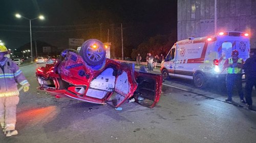  Volcadura en bulevar de Ramos Arizpe deja tres lesionados