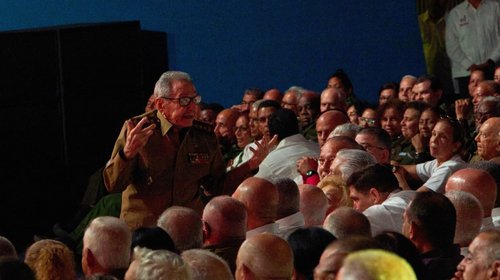 Raúl Castro reaparece a los 95 años en acto militar en Cuba