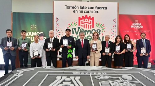 Reconocen a ciudadanos destacados en 119 aniversario de Torreón