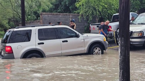 small_rescatan_familia_arrastrada_por_corriente_piedras_negras_5fd1711f49