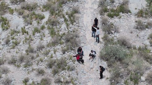 Drones y policías rescatan a familia en Puerto Noas