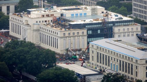 Fed sube tasas por primera vez desde 2023 y viene otro aumento