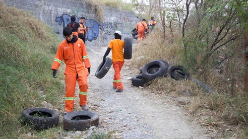 retiran_mas_200_llantas_rio_santa_catarina_e0098eeb49