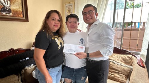 Félix Arratia lleva tarjeta Ayudamos a las Mujeres a cuidadora
